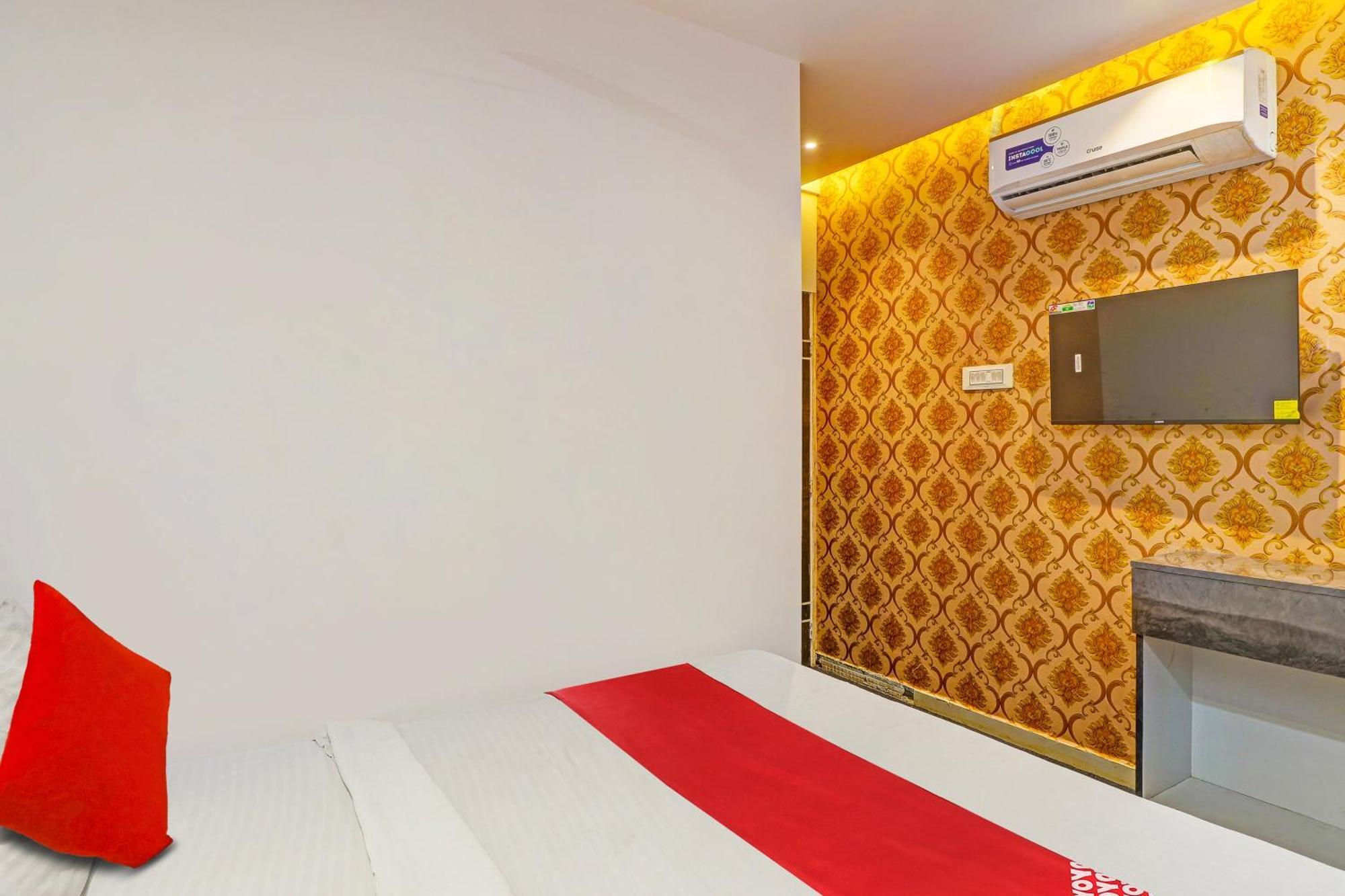 Hotel O Lotus Hotel Σουράτ Εξωτερικό φωτογραφία