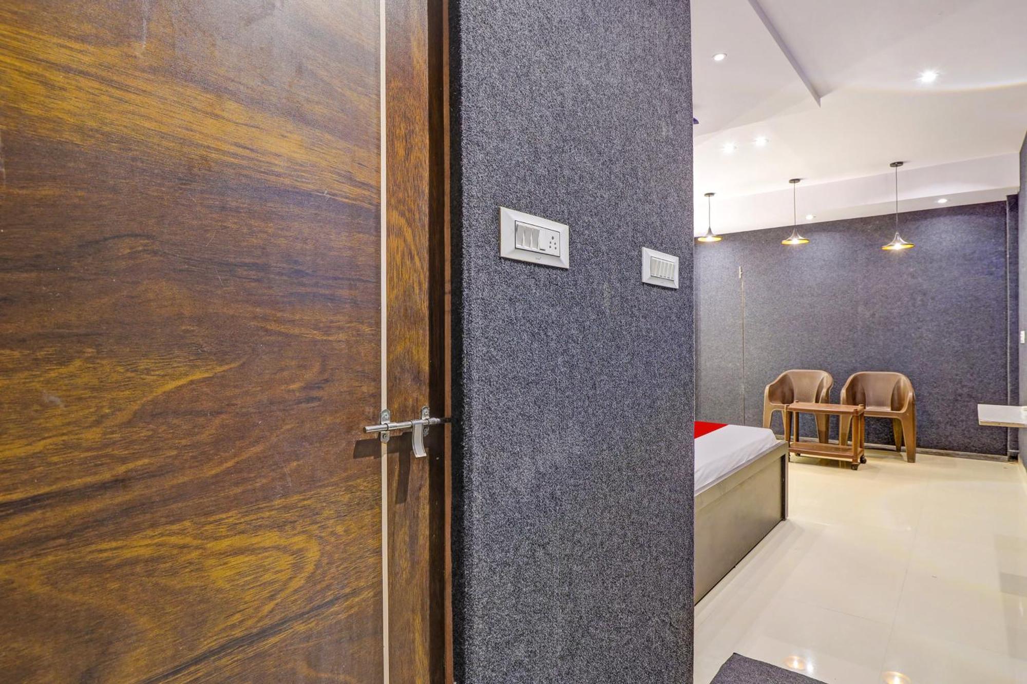 Hotel O Lotus Hotel Σουράτ Εξωτερικό φωτογραφία